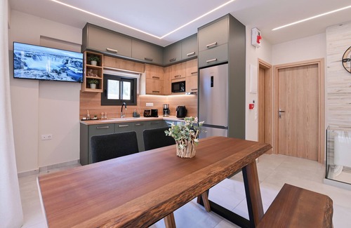 Vathi Apartment | Suite 4 – Elegant & Serene Hideaway I September15 Suites