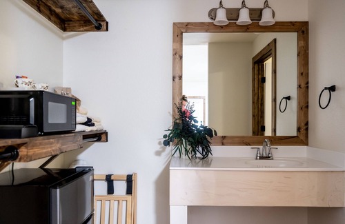 Brenham Apartment | Suite #5: "The Divine Bovine" - 10min from Round Top, middle of Austin & Houston