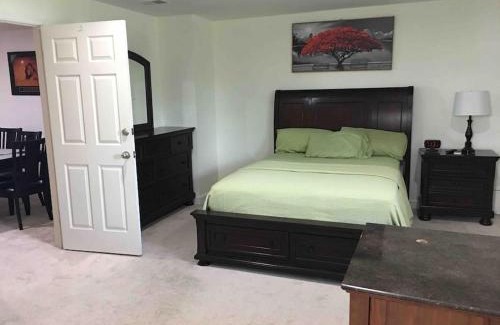 Bowie House | SUITE B - Private Cozy, Spacious Suite with Private Bathroom