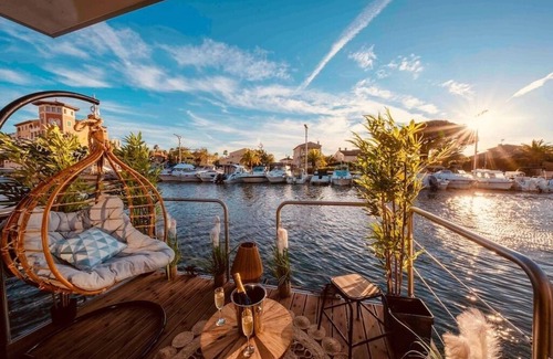 Frejus Plage Boat Rental | Suite Bali : Cocon d'amour avec Baignoire « Patte de Lion » (Port Fréjus)