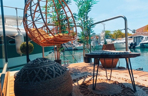 Frejus Plage Boat Rental | Suite Bali : Cocon d'amour avec Baignoire « Patte de Lion » (Port Fréjus)
