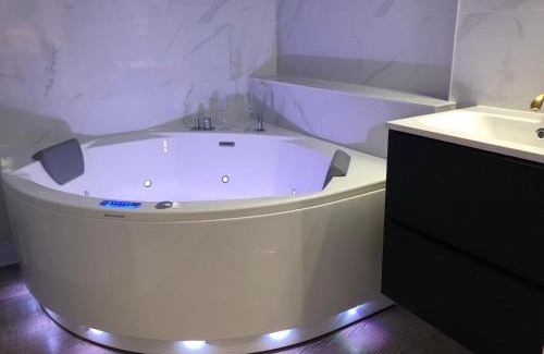 Old Town Apartment | Suite Bubbles Spa - Luxe - Centre Ville - calme - wifi