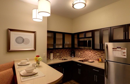 Bryant Pattengill East Condo | Suite Close to U of M | Indoor Pool + Business Ctr