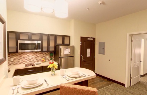 Bryant Pattengill East Condo | Suite Close to U of M | Indoor Pool + Business Ctr