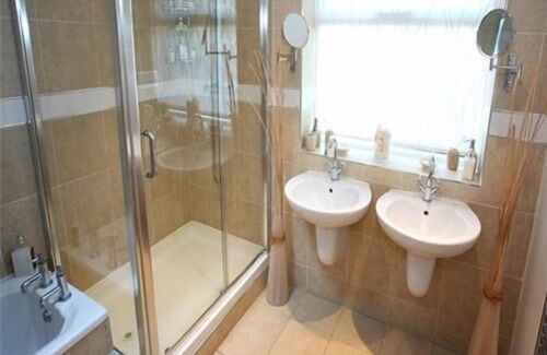 Farningham Bed & Breakfast | Suite Ensuite Lullingstone at Tabsfield B&B