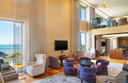 Downtown Cleveland Apartment | Suite in Downtown under a mile from Rock & Roll HoF, Browns & Gaurdians Stadiums