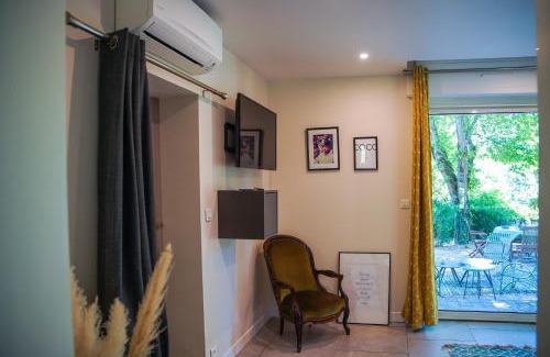 Les Platrieres Bed & Breakfast | suite indépendante au calme avec piscine