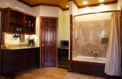 Stanardsville Apartment | Suite Maharaja