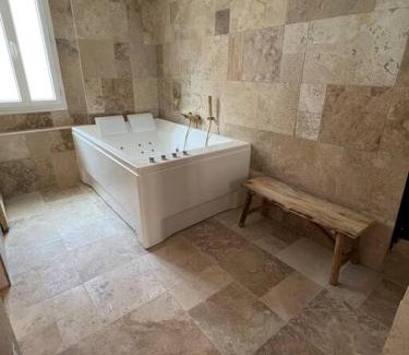 La Londe-les-Maures Apartment | Suite romantique bohème chic avec bain à remous