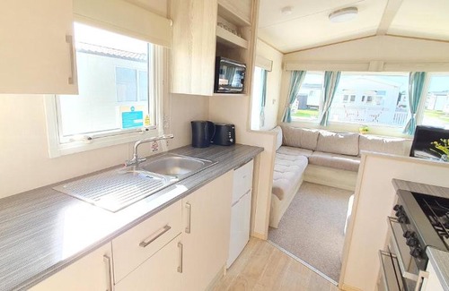 Chapel Saint Leonards Apartment | Summer Breeze Caravan, PG160 Golden Palm Resort, Skegness