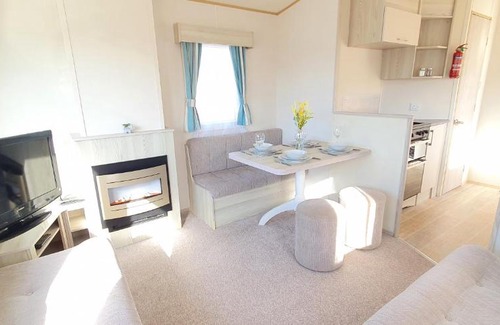 Chapel Saint Leonards Apartment | Summer Breeze Caravan, PG160 Golden Palm Resort, Skegness