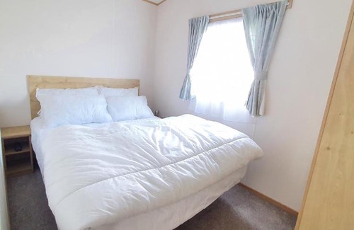 Chapel Saint Leonards Apartment | Summer Breeze Caravan, PG160 Golden Palm Resort, Skegness