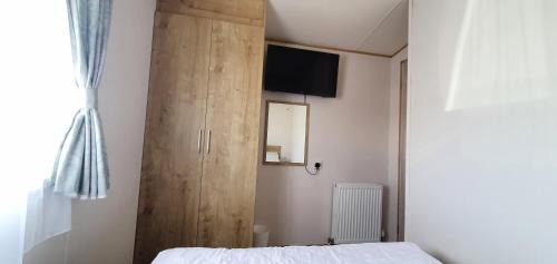 Chapel Saint Leonards Apartment | Summer Breeze Caravan, PG160 Golden Palm Resort, Skegness