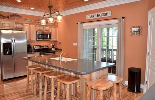 Jamestown House | SUMMER DATES OPEN🚤 🎉81 FIVE ⭐️ Reviews Golden Tee Golf, Ping Pong, Foosball table