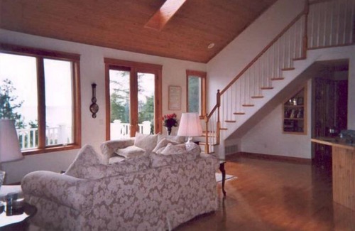 Menonaqua Beach House | Summer, Fall & Winter Paradise. On the water. 5 min. to Harbor Springs, Skiing!
