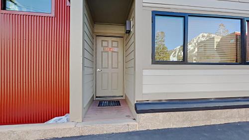 Mammoth Lakes Apartment | Summer Fun - SLOPESIDE 4BR 3BA with 3 Spas, Pool and Sauna - Perfect for Family and Friend Getaways All Year Round 1849 Condos 693 condo