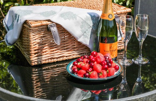 Penny Bridge Apartment | SUMMER HILL 1, romantic, luxury holiday cottage in Spark Bridge