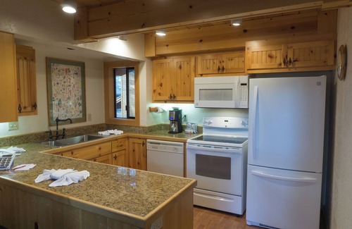 Truckee House | Summer in the Sierras- 3Br,3Ba, 1940 Sqft, Sleeps 10 by RedAwning