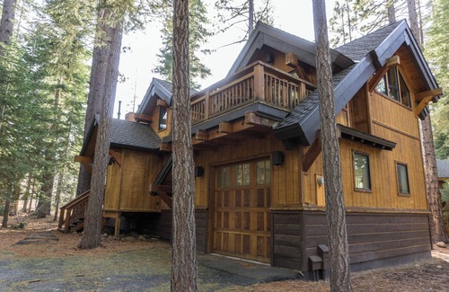 Truckee House | Summer in the Sierras- 3Br,3Ba, 1940 Sqft, Sleeps 10 by RedAwning