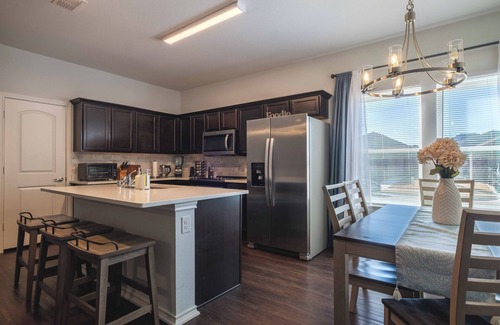 Grand Prairie House | Summer Oasis 3B2B Home in Grand Prairie