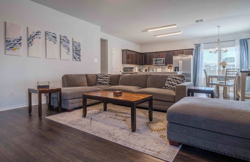 Grand Prairie House | Summer Oasis 3B2B Home in Grand Prairie