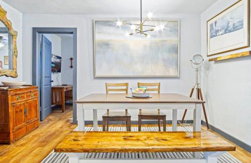 Central Oklahoma City House | Summer Retreat & Comfy Studiorainshower 40-2