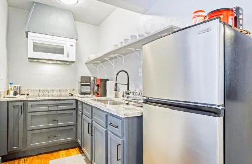 Central Oklahoma City House | Summer Retreat & Comfy Studiorainshower 40-2