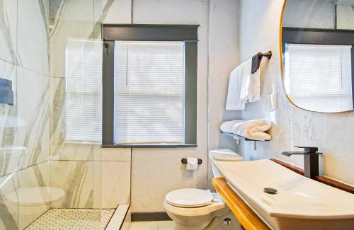 Central Oklahoma City House | Summer Retreat & Comfy Studiorainshower 40-2
