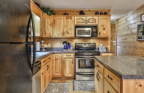 Ellijay Cabin | Summer's Ridge - Hot Tub, Game Room, Resort Community