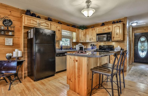 Ellijay Cabin | Summer's Ridge - Hot Tub, Game Room, Resort Community