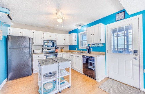 Avon House | SUMMER SAVINGS - Oceanside Dog Friendly Cottage w/Bocce Ball, Smart TVs, Grill