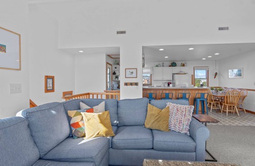 Waves House | SUMMER SAVINGS - Oceanside Dog Friendly w/Hot Tub, Screened Porch, Beach Nearby
