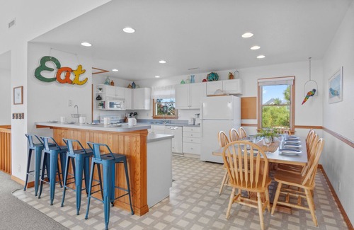 Waves House | SUMMER SAVINGS - Oceanside Dog Friendly w/Hot Tub, Screened Porch, Beach Nearby