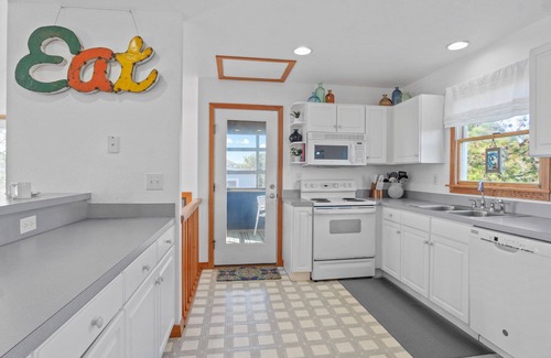 Waves House | SUMMER SAVINGS - Oceanside Dog Friendly w/Hot Tub, Screened Porch, Beach Nearby