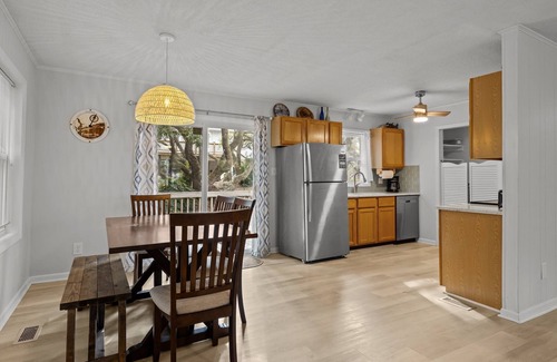 Emerald Isle Cottage | Summer Shade - sound and beach access. Newly remodeled and furnished in 2023!