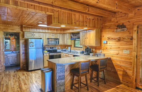 Gatlinburg - Pigeon Forge Cabin | Summer Specials - Gorgeous Mtn Views - King Beds - Hot tub - New Grill