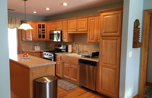 Bracey House | Summers Dream! Great Views - Flat Back Yard - Float Mat -Kayaks -Steps into Lake