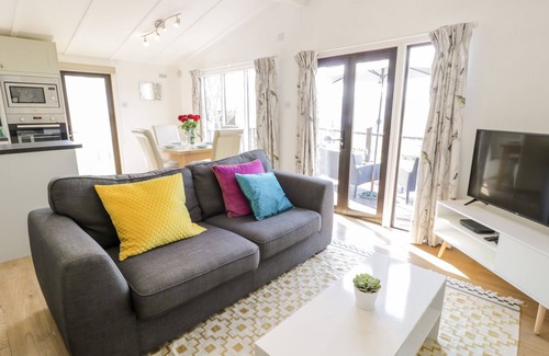 Rhyd-y-foel Cottage | SUMMERTIME LODGE, pet friendly, with a garden in Rhyd-Y-Foel