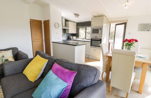 Rhyd-y-foel Cottage | SUMMERTIME LODGE, pet friendly, with a garden in Rhyd-Y-Foel