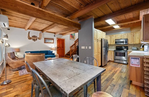 Guerneville Cabin | Summerwood ~ Charming, Hot Tub, Family-Friendly Cabin! Walk to Town!