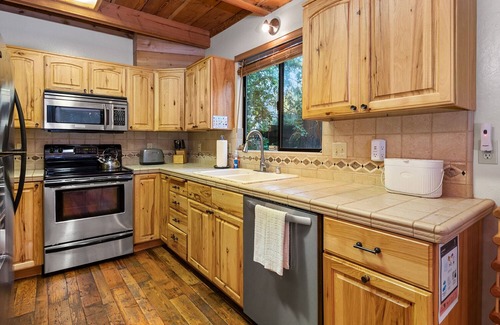 Guerneville Cabin | Summerwood ~ Charming, Hot Tub, Family-Friendly Cabin! Walk to Town!