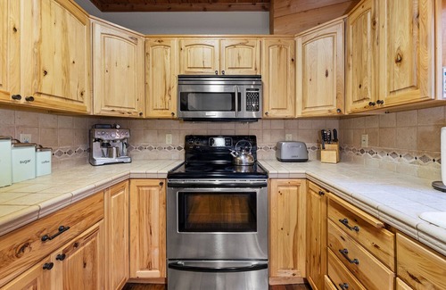 Guerneville Cabin | Summerwood ~ Charming, Hot Tub, Family-Friendly Cabin! Walk to Town!