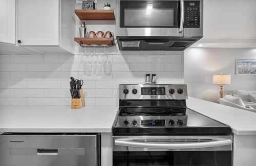 Panama City Beach Hotel | Summit 1BR-Sleeps 5-Includes Beach Service Chairs for Spring - Fall 2025!