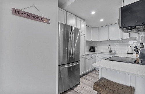 Panama City Beach Hotel | Summit 1BR-Sleeps 5-Includes Beach Service Chairs for Spring - Fall 2025!