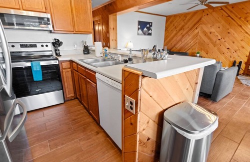 Snowshoe Apartment | Summit 204D 3BR/2BA Across From Village Great Views Free Parking WiFi