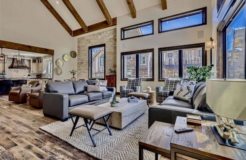 Copper Mountain House | Summit Grove Lodge ~ 5 King Suites, Ski in/out, Hot Tub, Movie Theater ~ Sleeps 26