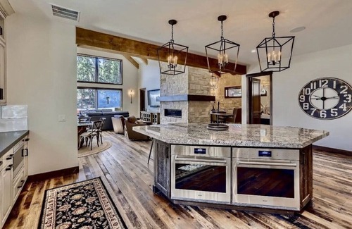 Copper Mountain House | Summit Grove Lodge ~ 5 King Suites, Ski in/out, Hot Tub, Movie Theater ~ Sleeps 26