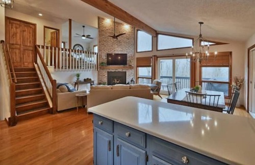East Stroudsburg Cabin | Summit Lodge in The Poconos - Hot Tub
