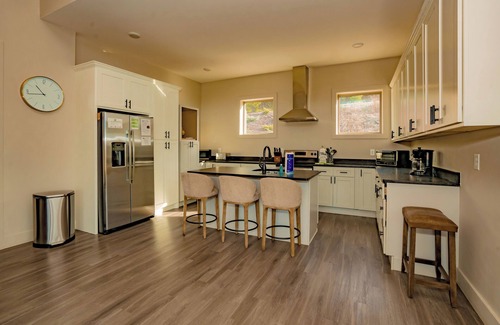 Gatlinburg - Pigeon Forge Cabin | SummitTrailRetr: Indoor Pool, Spectacular Views, Theater, Games, Hot Tub, Wifi