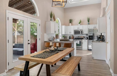 Round Rock House | Sun Filled Home W Gorgeous Pool HotTub Gameroom